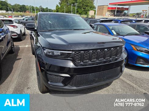Used 2025 Jeep Grand Cherokee Altitude RWD image 19