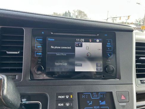 Used 2017 Toyota Sienna XLE image 24