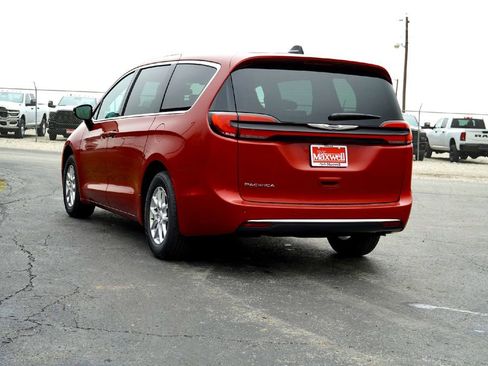 New 2026 Chrysler Pacifica Select image 8