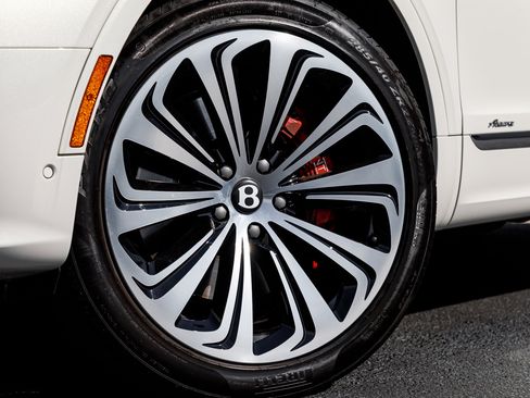 Used 2023 Bentley Bentayga Extended Wheelbase image 9