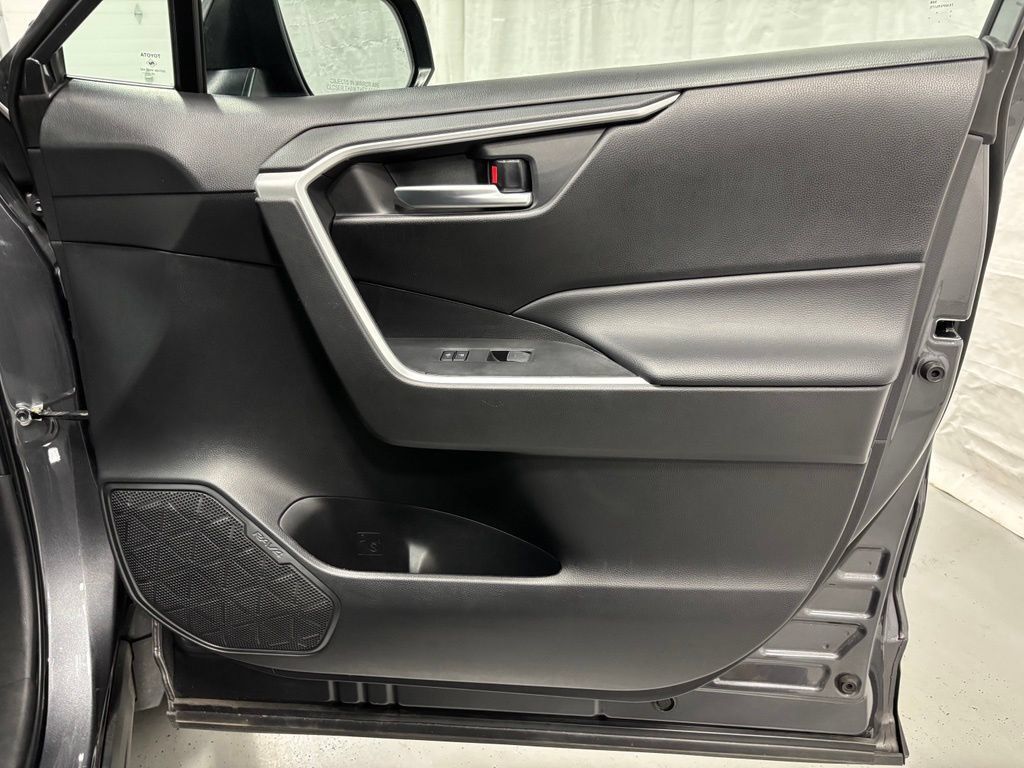 Used 2025 Toyota RAV4 XLE AWD/4WD image 54