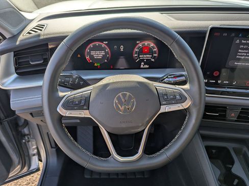Used 2025 Volkswagen Tiguan SE FWD image 13