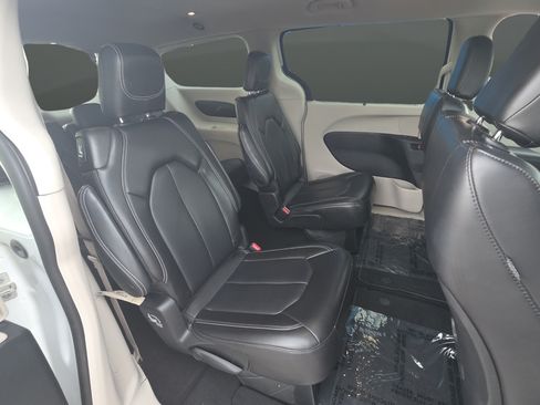 Used 2023 Chrysler Pacifica Touring-L FWD image 14