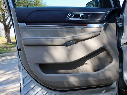 Used 2019 Ford Explorer Limited FWD image 12