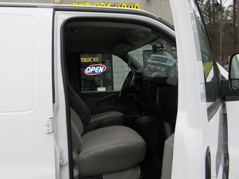 Used 2019 Chevrolet Express 2500 RWD image 14