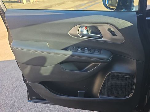 Used 2022 Chrysler Pacifica Limited w/ S Appearance Package image 38