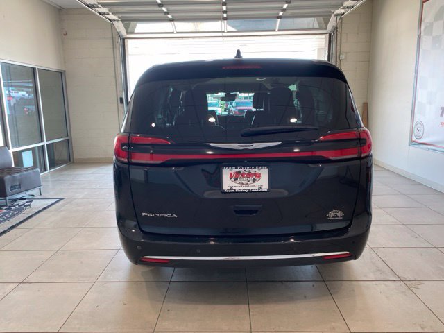 Used 2023 Chrysler Pacifica Touring-L FWD image 5