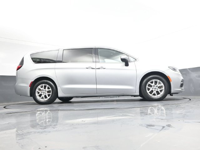 Used 2023 Chrysler Pacifica Touring-L FWD image 31
