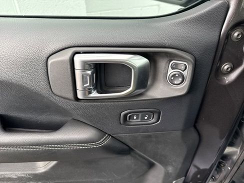 Used 2018 Jeep Wrangler Unlimited Sahara image 21