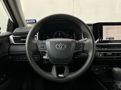 Used 2025 Toyota Camry LE image 31