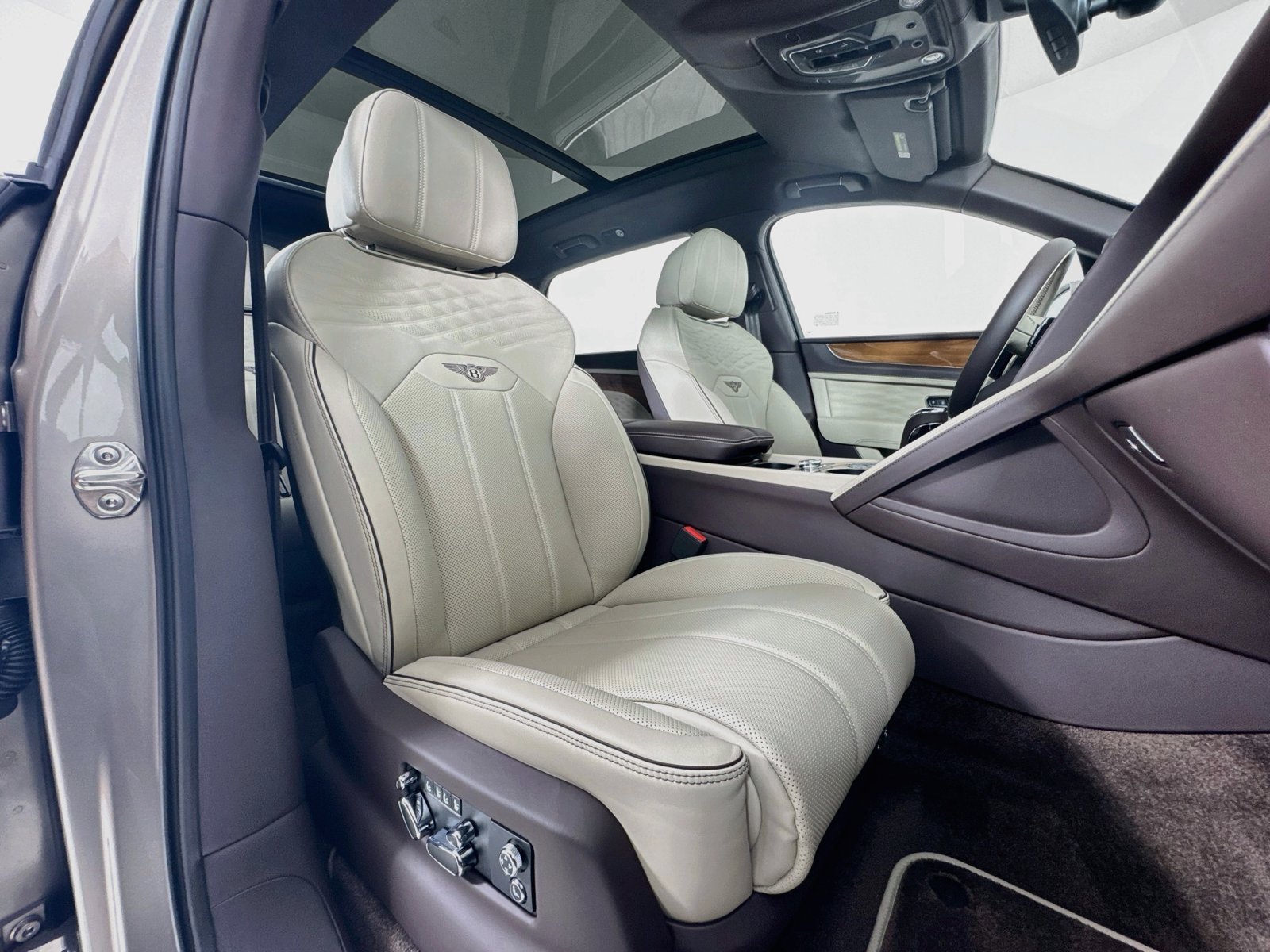 Used 2026 Bentley Bentayga Extended Wheelbase AWD/4WD image 26