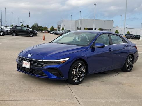 Used 2025 Hyundai Elantra Limited image 3