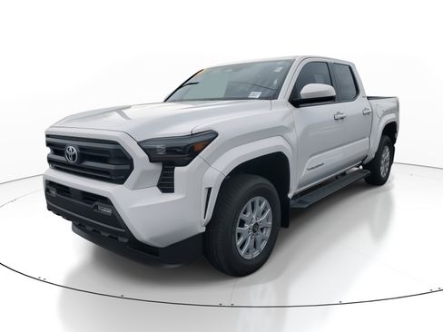 Used 2024 Toyota Tacoma SR5 image 3
