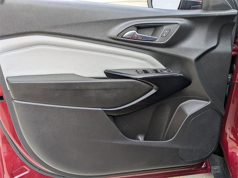 Used 2025 Chevrolet Trax LT w/ LT Convenience Package image 11