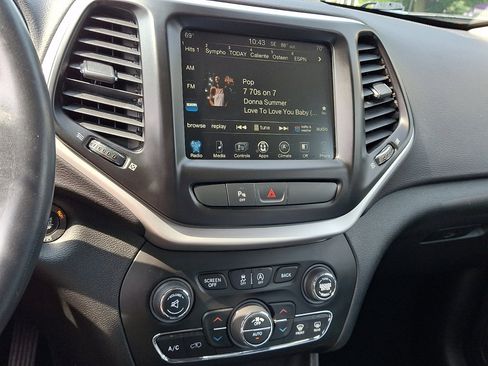 Used 2018 Jeep Cherokee Latitude Plus w/ Comfort/Convenience Group AWD/4WD image 28