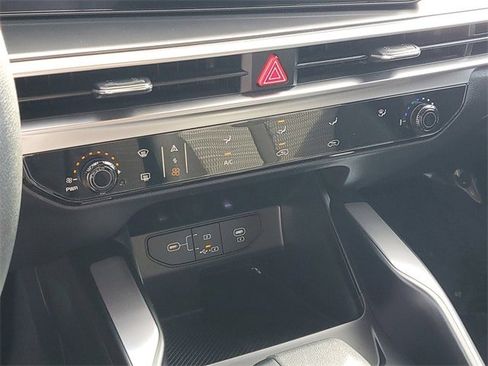 Used 2025 Kia Sorento LX image 23