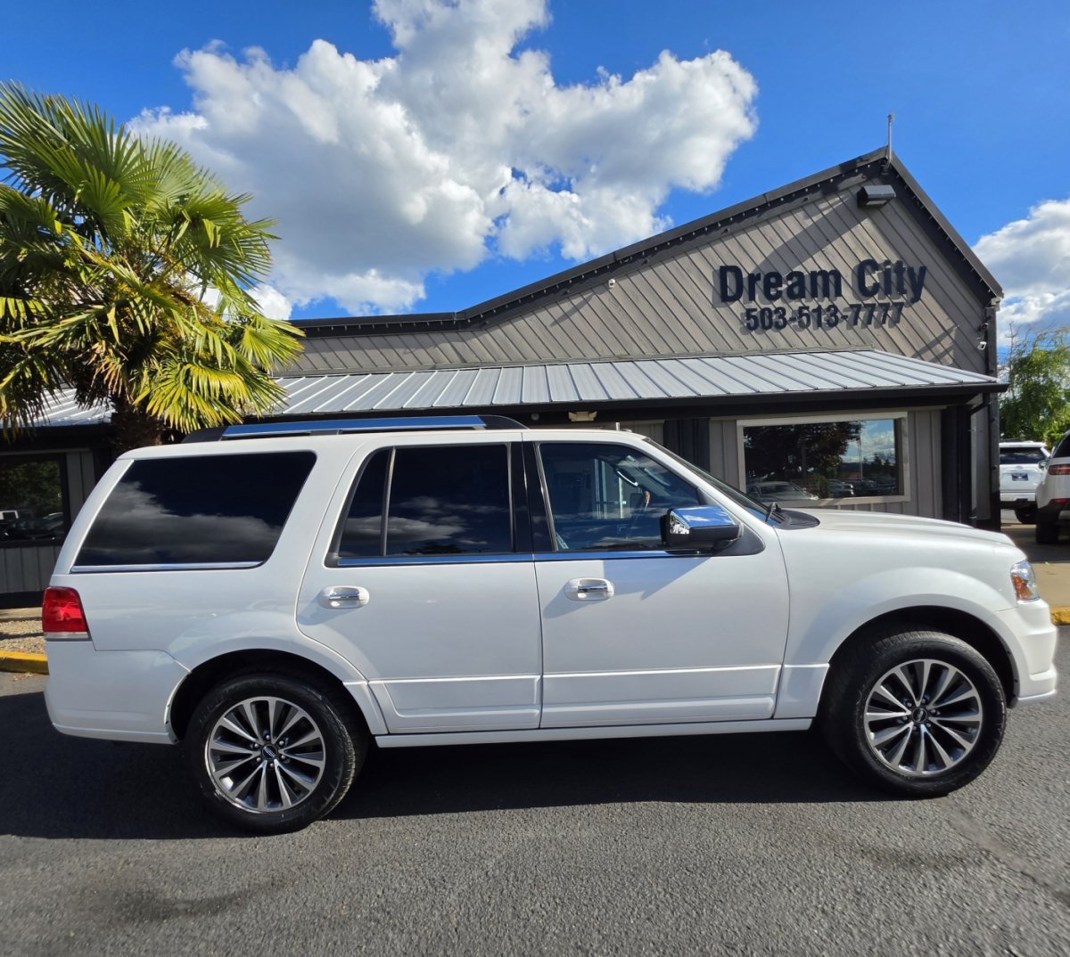 Used 2016 Lincoln Navigator Select RWD image 3