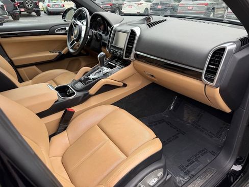 Used 2016 Porsche Cayenne w/ Premium Package AWD/4WD image 30