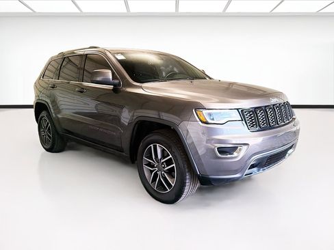 Used 2020 Jeep Grand Cherokee Laredo w/ 18" Wheel & 8.4" Radio Group AWD/4WD image 3