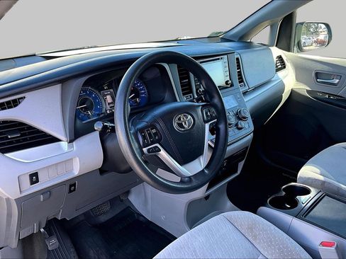 Used 2018 Toyota Sienna LE AWD/4WD image 10