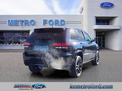 Used 2021 Jeep Grand Cherokee Laredo X image 3
