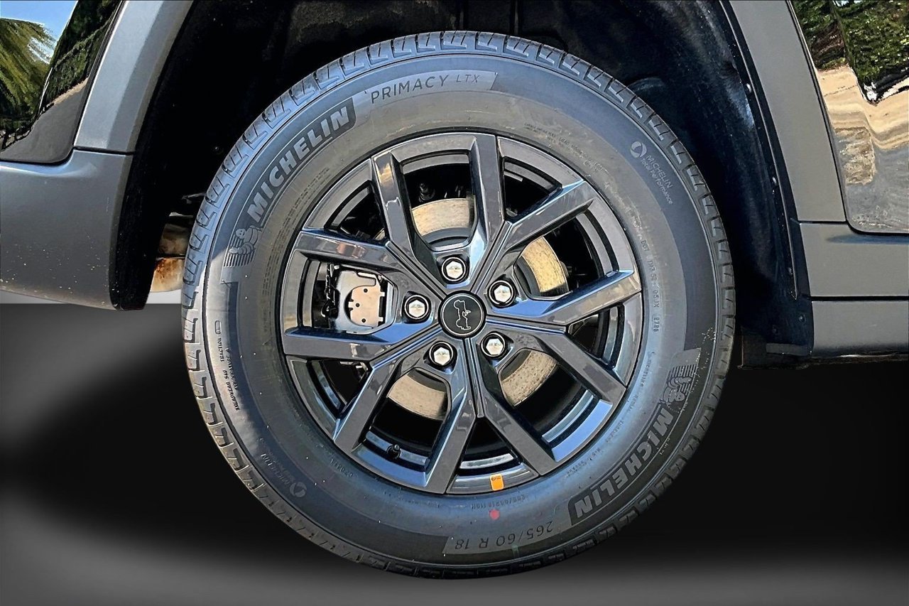 New 2027 Jeep Grand Cherokee Altitude RWD image 34
