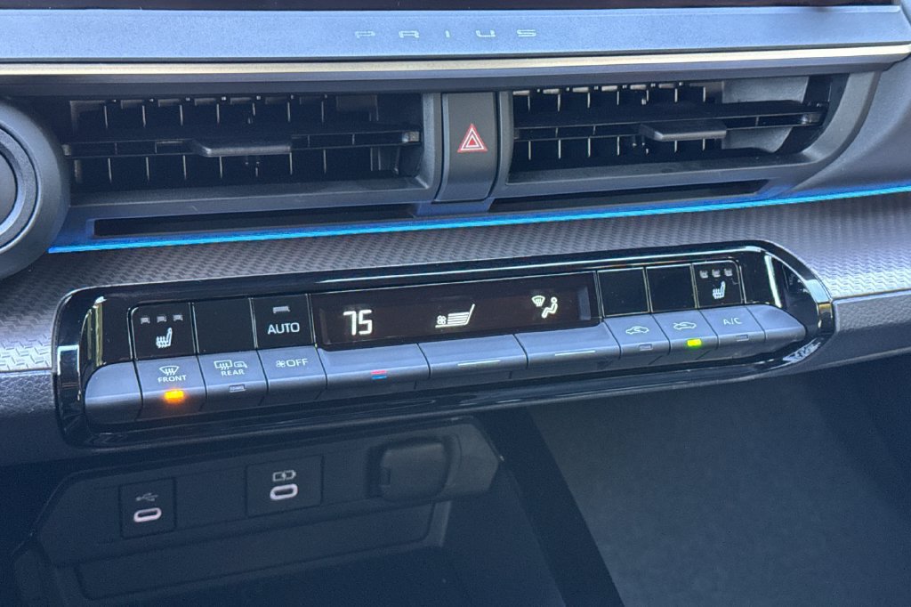 Certified 2025 Toyota Prius XLE FWD image 19