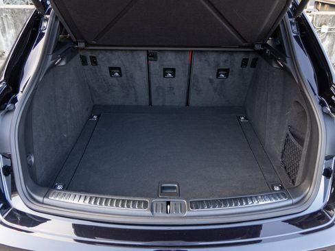 Certified 2023 Porsche Macan image 40