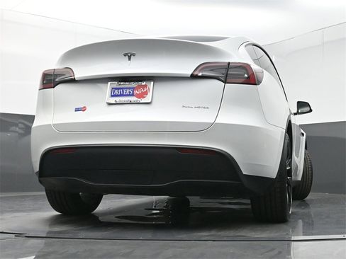 Used 2024 Tesla Model Y Long Range image 28