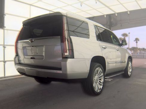 Used 2016 Cadillac Escalade Luxury AWD/4WD image 3
