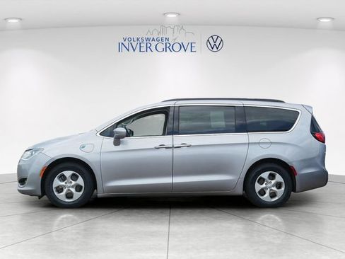 Used 2017 Chrysler Pacifica Premium FWD image 4