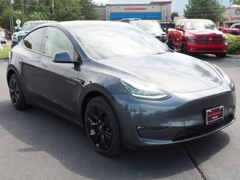 Used 2022 Tesla Model Y Long Range AWD/4WD image 3