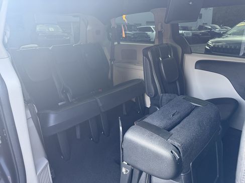 Used 2018 Dodge Grand Caravan SXT FWD image 14