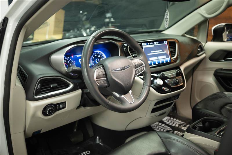 Used 2023 Chrysler Pacifica Touring-L FWD image 10