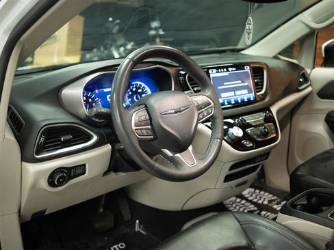 Used 2023 Chrysler Pacifica Touring-L FWD image 10
