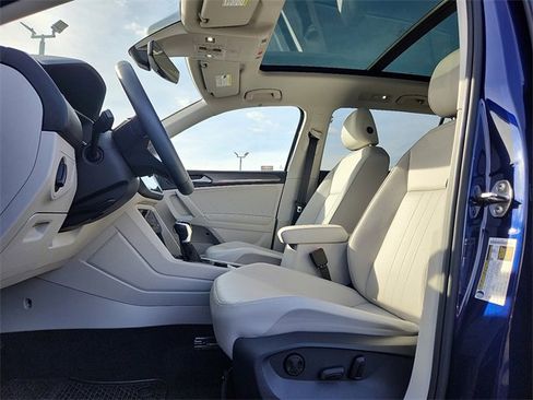 Used 2022 Volkswagen Tiguan SE w/ Panoramic Sunroof Package image 12