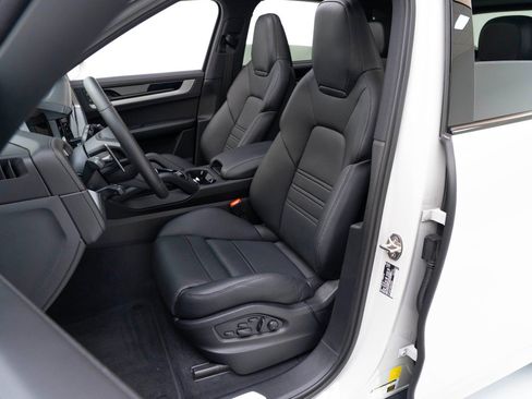 Used 2025 Porsche Cayenne S image 5