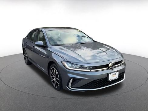 Used 2025 Volkswagen Jetta SE image 3