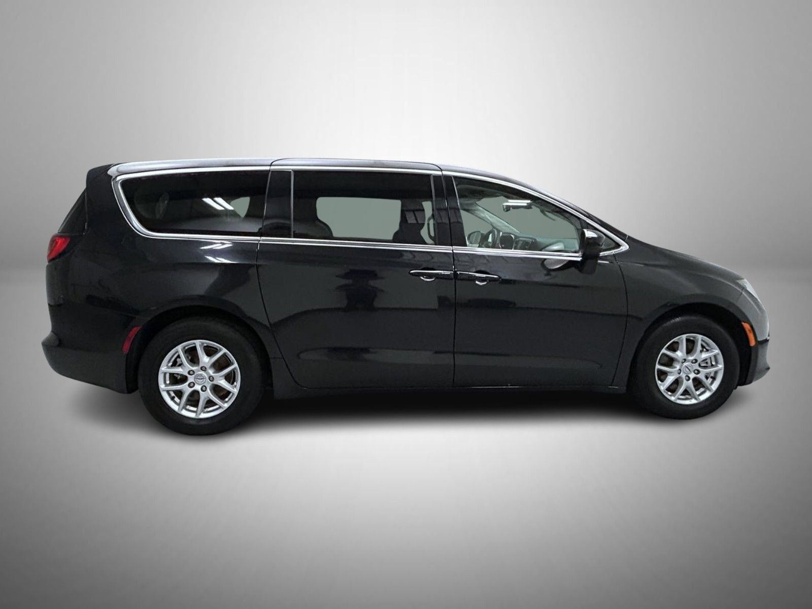 Used 2023 Chrysler Voyager LX FWD image 4