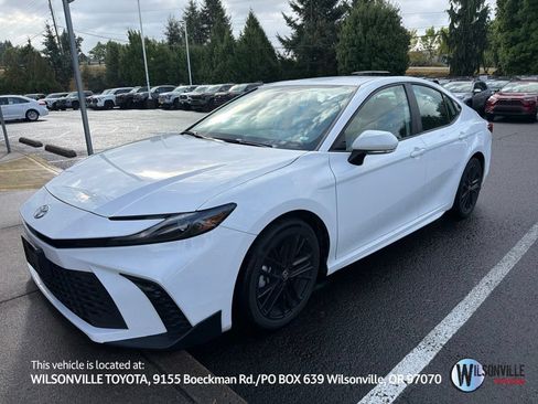 Used 2025 Toyota Camry SE FWD image 1