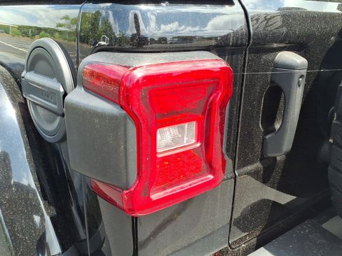 Certified 2022 Jeep Wrangler Unlimited Rubicon w/ LED Lighting Group AWD/4WD image 12