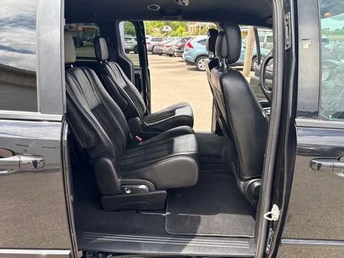 Used 2016 Dodge Grand Caravan SXT FWD image 13