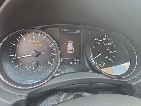 Used 2018 Nissan Rogue SV w/ Premium Package FWD image 15