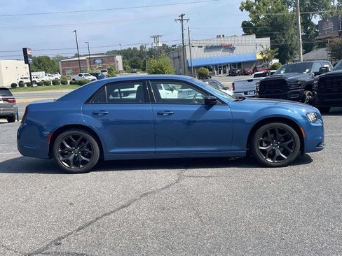 Used 2022 Chrysler 300 Touring w/ Sport Appearance Package RWD image 9
