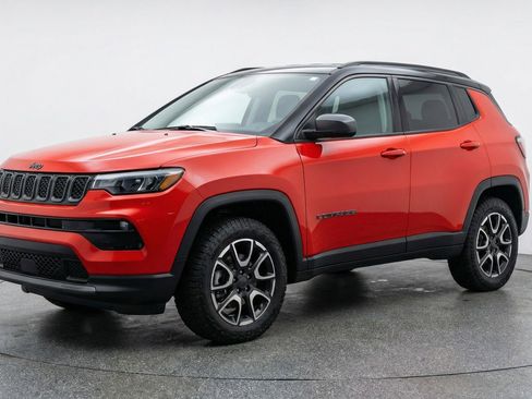 Used 2025 Jeep Compass Trailhawk image 3