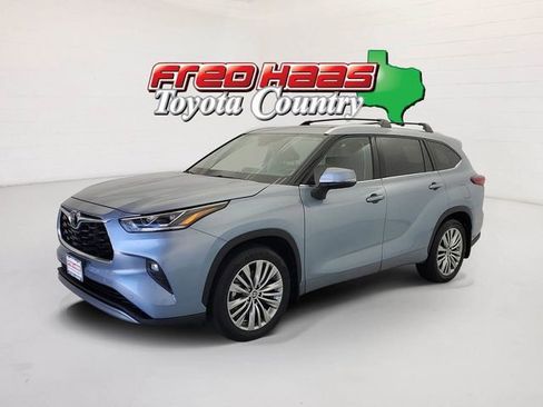 Used 2022 Toyota Highlander Platinum AWD/4WD image 1