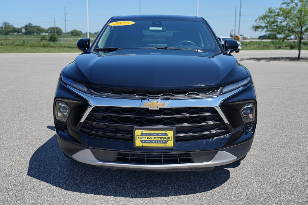 Used 2025 Chevrolet Blazer LT AWD/4WD image 2
