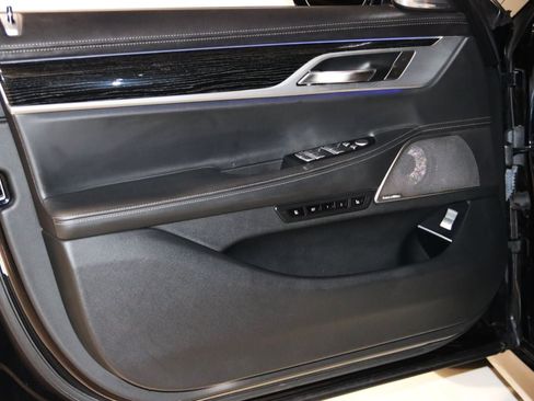 Used 2019 BMW 750i RWD image 37