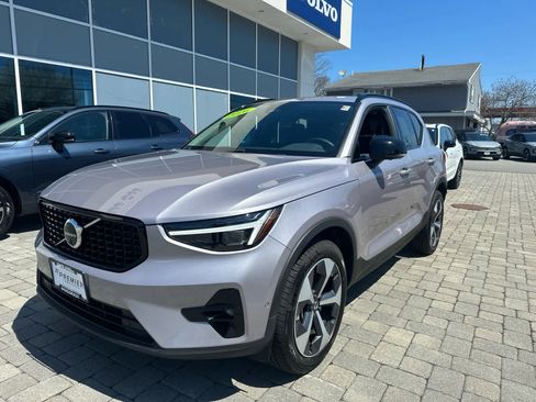 Used 2026 Volvo XC40 B5 Plus AWD/4WD image 3