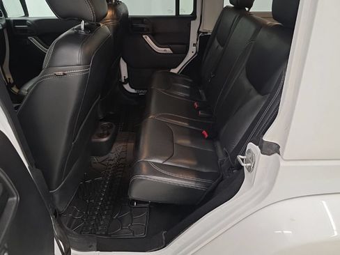 Used 2016 Jeep Wrangler Unlimited Rubicon w/ Connectivity Group AWD/4WD image 10